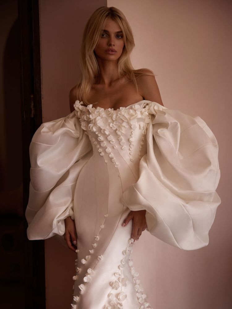 Manuella sleeves accessories